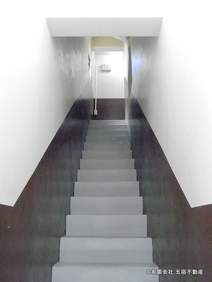階段（建物出入口より）