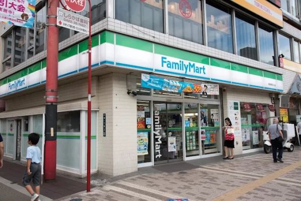 ファミリーマート武蔵境駅北口店（450ｍ）